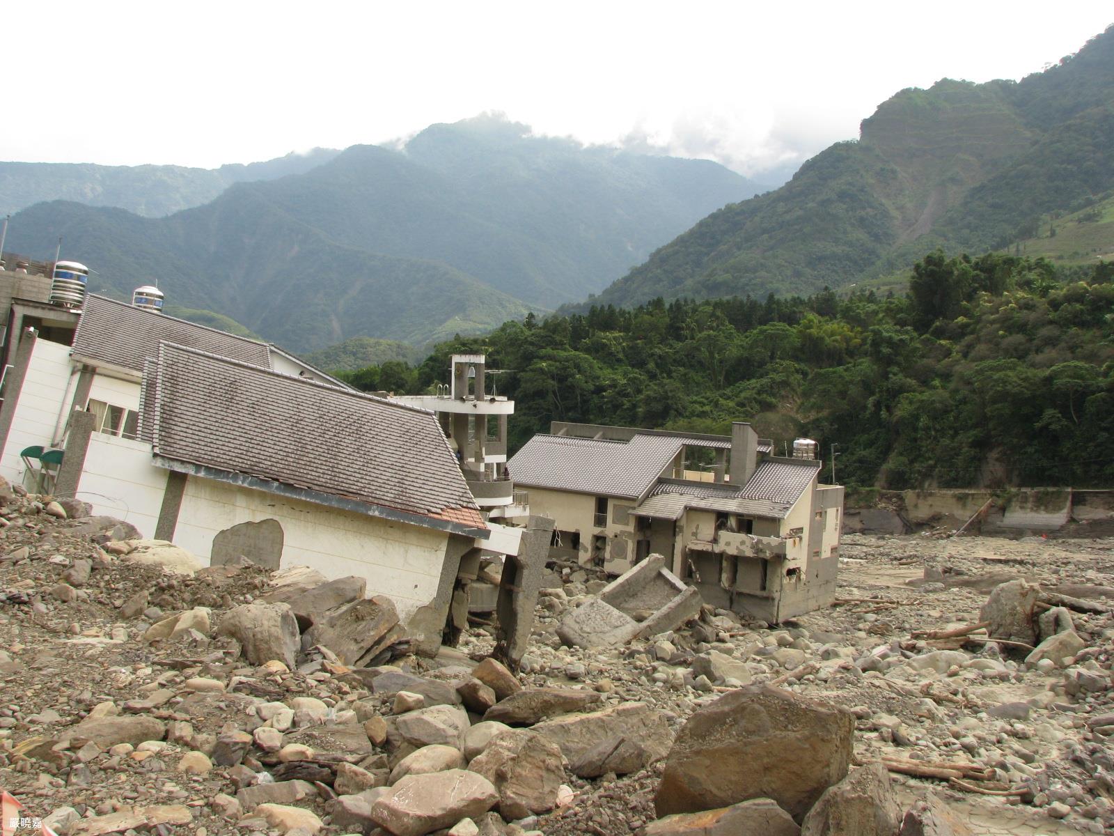 照片6  2009年莫拉克颱風期間，因和社溪洪水淘刷基礎，造成第二次重建的隆華國小再次毀損 (嚴曉嘉提供)